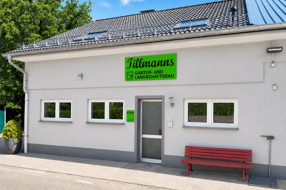 Betriebsgebäude der Alfred Tillmanns GmbH & Co. KG am Ueberfeld in Remscheid mit grünem Firmenschild